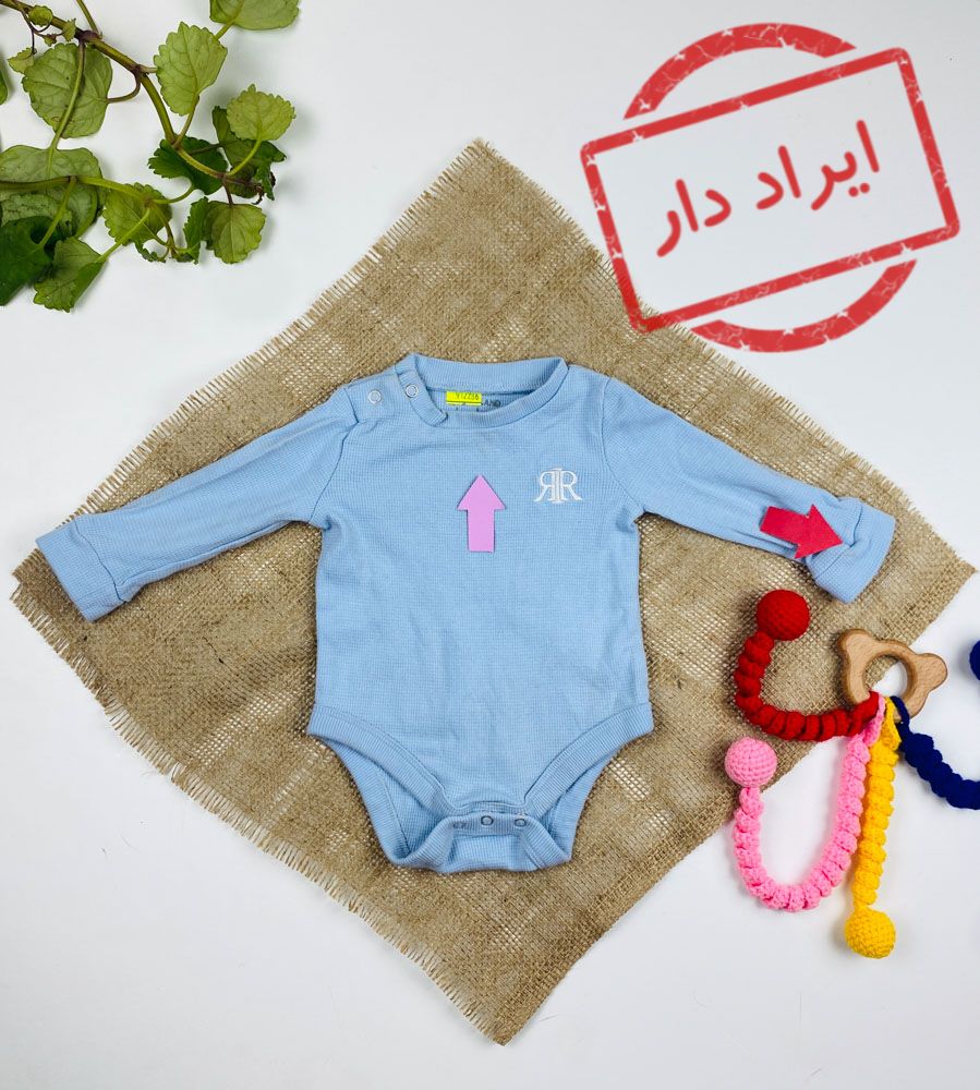 ایراد دار _ بادی نوزادی پسرانه آستین بلند طرح ساده کلمه R داره یقه دو‌ دکمه دارد آبی روشن رنگ - 0 تا 1 ماه