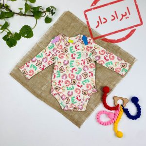 ایراد دار _ بادی نوزادی آستین بلند طرح حروف انگلیسی و خرس یقه گرد بدون دکمه سفید رنگ - 0 تا 3 ماه