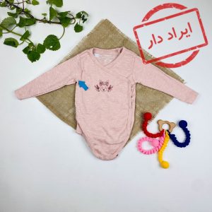 ایراد دار _ بادی نوزادی دخترانه آستین بلند برند لوپیلو طرح خرگوش یقه هفت جلو کج دکمه ای صورتی تیره رنگ - 6 تا 12 ماه