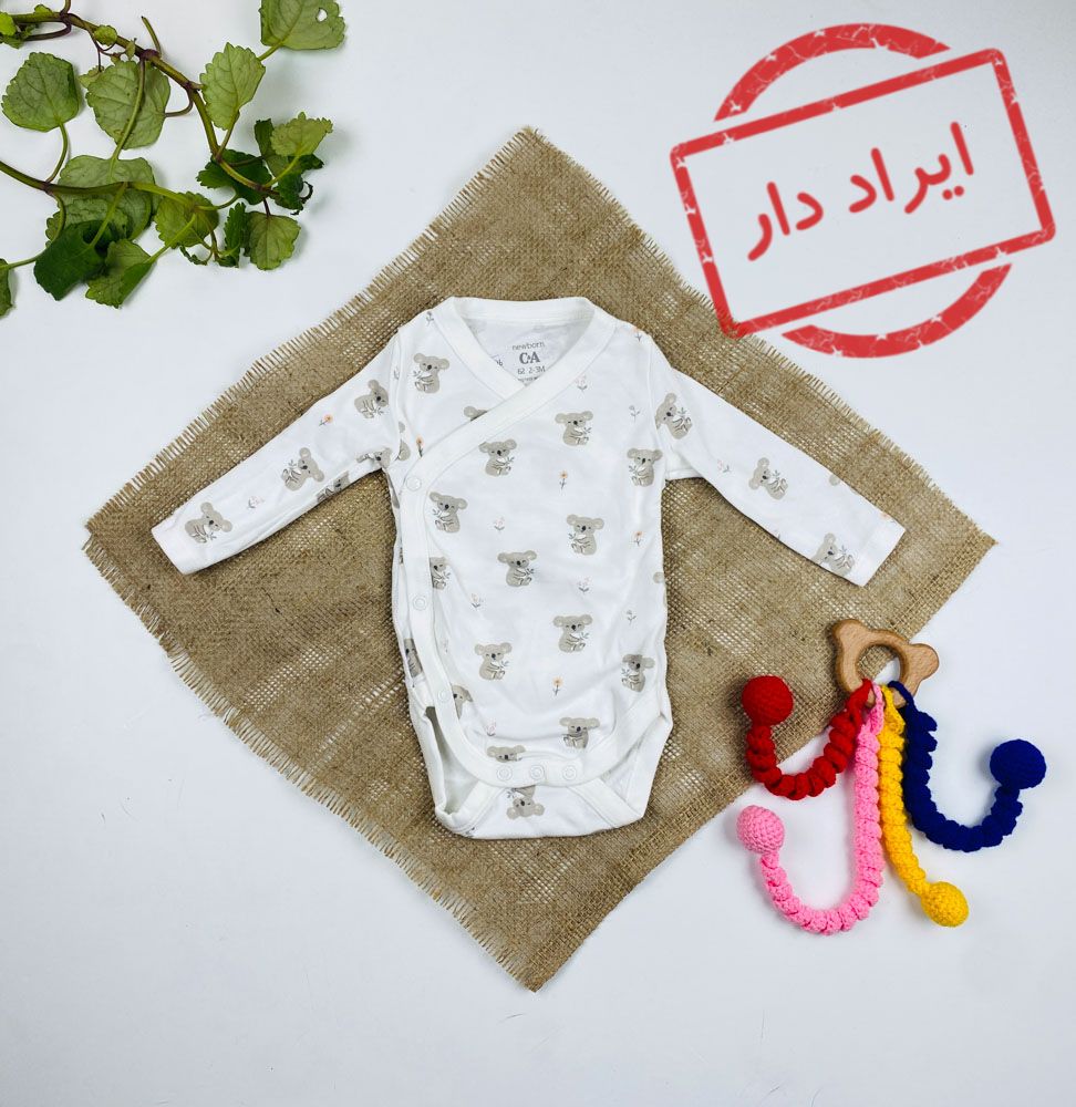 ایراد دار _ بادی نوزادی آستین بلند برند C and A طرح خرس خرسی یقه هفت جلو ب حالت کج دکمه دارد سفید رنگ - 2 تا 3 ماه