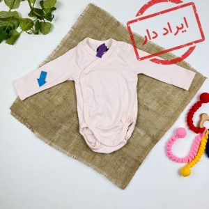 ایراد دار _ بادی نوزادی آستین بلند طرح ساده یقه هفت به حالت کج دکمه دارد صورتی کمرنگ - 1 تا 2 ماه