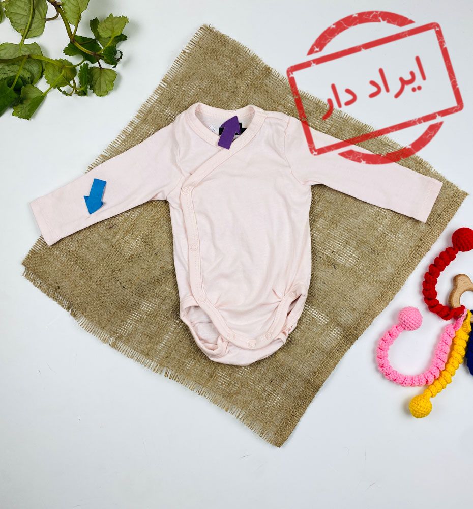 ایراد دار _ بادی نوزادی آستین بلند طرح ساده یقه هفت به حالت کج دکمه دارد صورتی کمرنگ - 1 تا 2 ماه