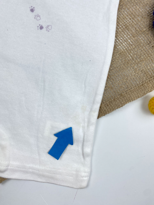 ایراد دار _ رامپر نوزادی دخترانه آستین کوتاه طرح طرح کلبه یقه گرد پشت دکمه ای سفید رنگ