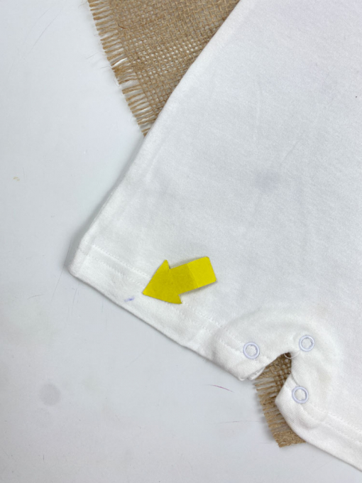 ایراد دار _ رامپر نوزادی دخترانه آستین کوتاه طرح طرح کلبه یقه گرد پشت دکمه ای سفید رنگ