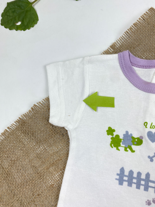 ایراد دار _ رامپر نوزادی دخترانه آستین کوتاه طرح طرح کلبه یقه گرد پشت دکمه ای سفید رنگ