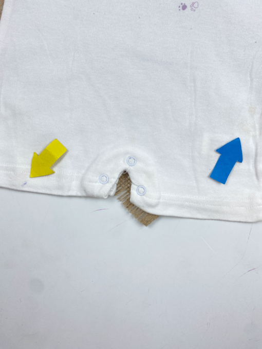 ایراد دار _ رامپر نوزادی دخترانه آستین کوتاه طرح طرح کلبه یقه گرد پشت دکمه ای سفید رنگ