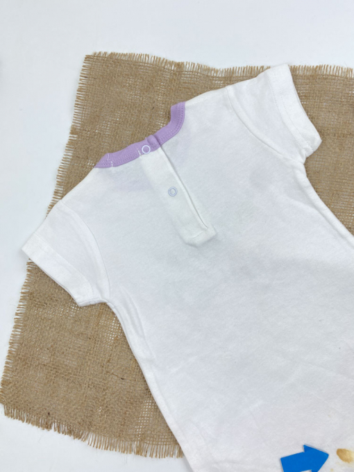 ایراد دار _ رامپر نوزادی دخترانه آستین کوتاه طرح طرح کلبه یقه گرد پشت دکمه ای سفید رنگ