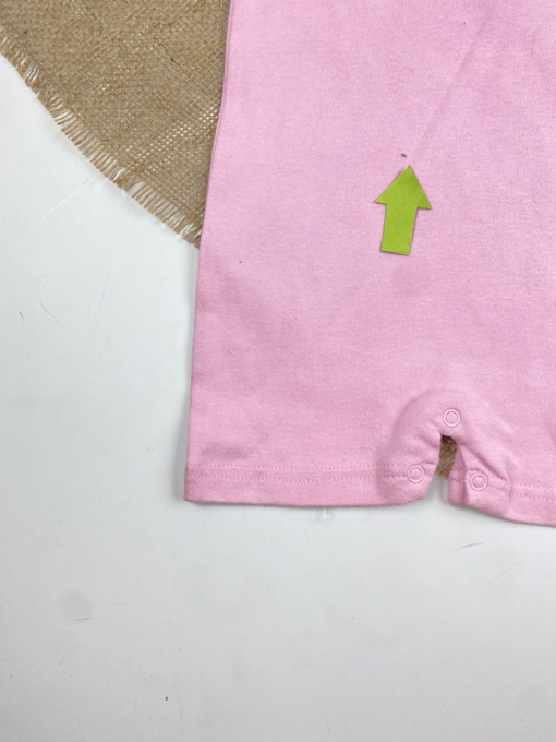 ایراد دار _ رامپر نوزادی دخترانه آستین کوتاه طرح زنبور یقه گرد پشت دکمه ای صورتی رنگ