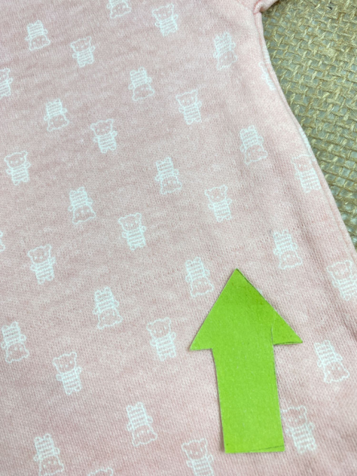 ایراد دار _ رامپر نوزادی دخترانه آستین کوتاه طرح خرس خرسی یقه گرد پشت دکمه دارد صورتی رنگ