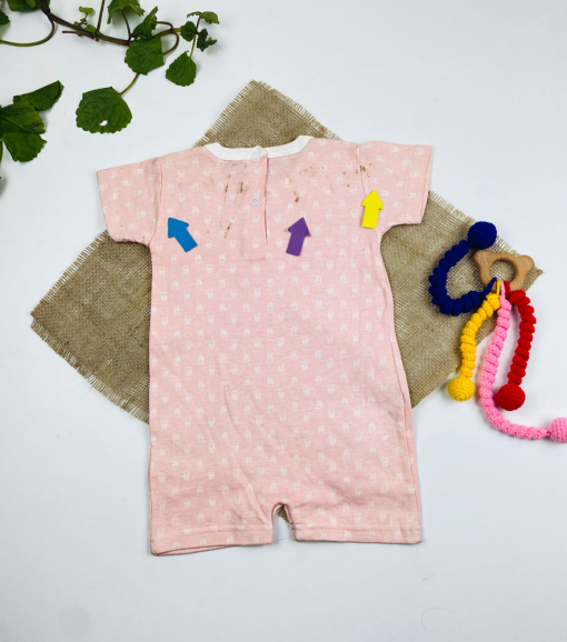 ایراد دار _ رامپر نوزادی دخترانه آستین کوتاه طرح خرس خرسی یقه گرد پشت دکمه دارد صورتی رنگ