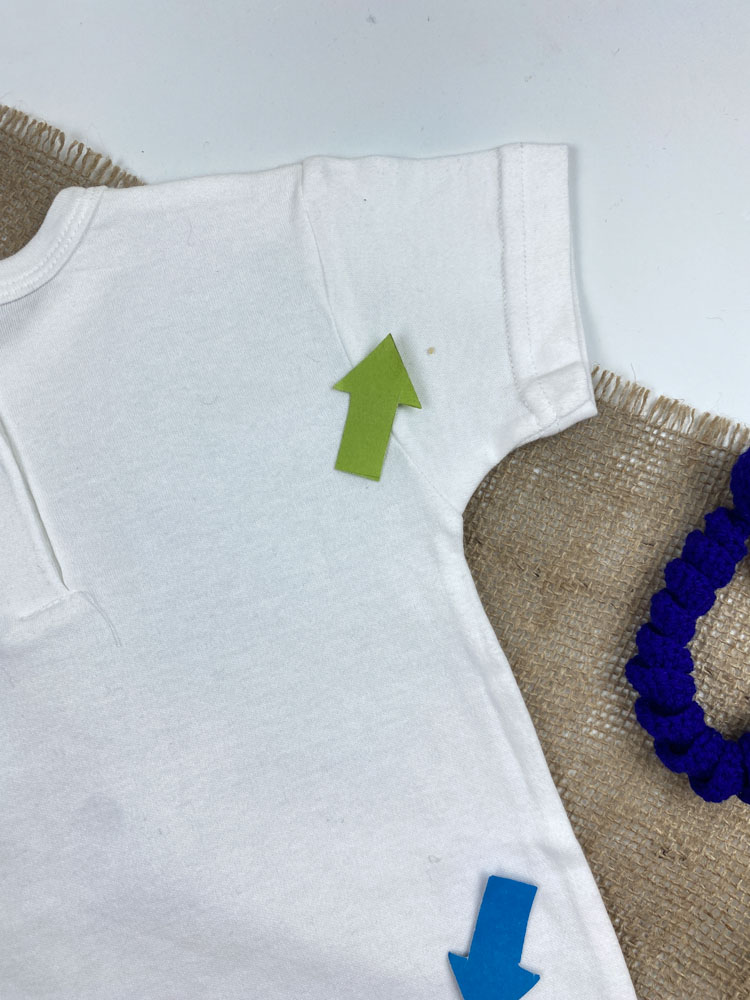 ایراد دار _ رامپر نوزادی دخترانه آستین کوتاه طرح قلب و پروانه یقه گرد پست دکمه ای سفید رنگ