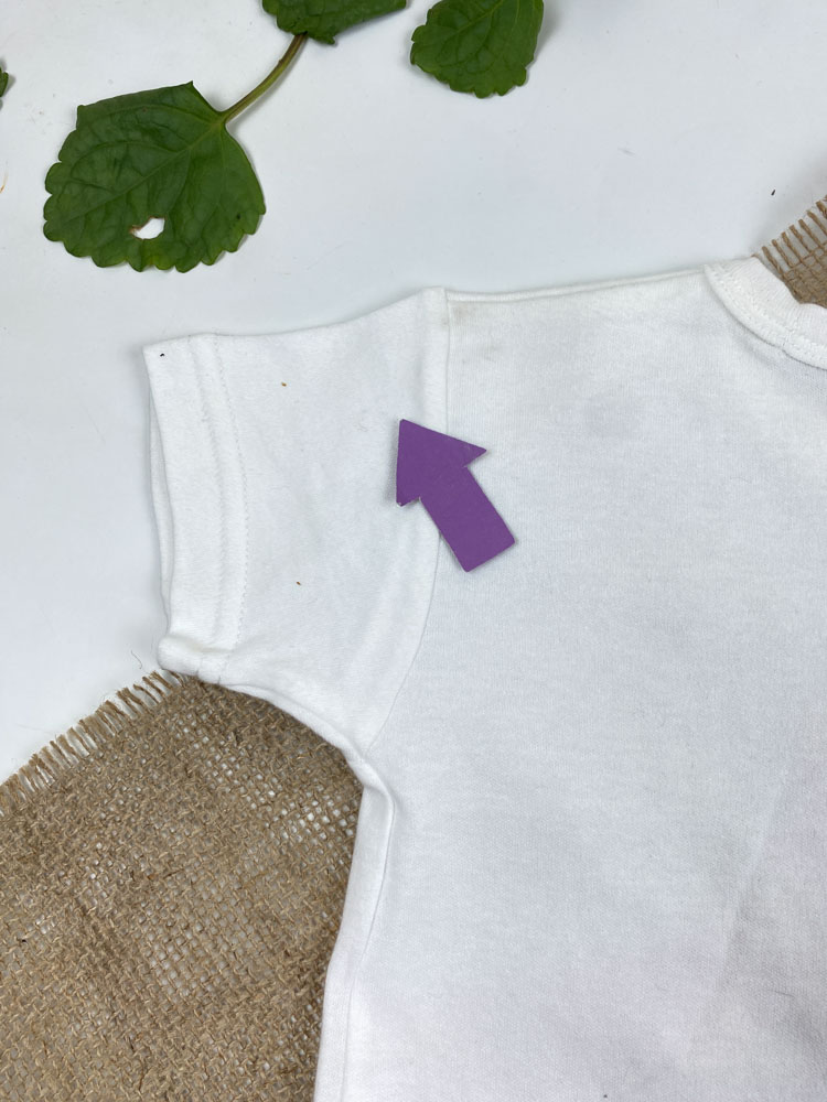 ایراد دار _ رامپر نوزادی دخترانه آستین کوتاه طرح قلب و پروانه یقه گرد پست دکمه ای سفید رنگ