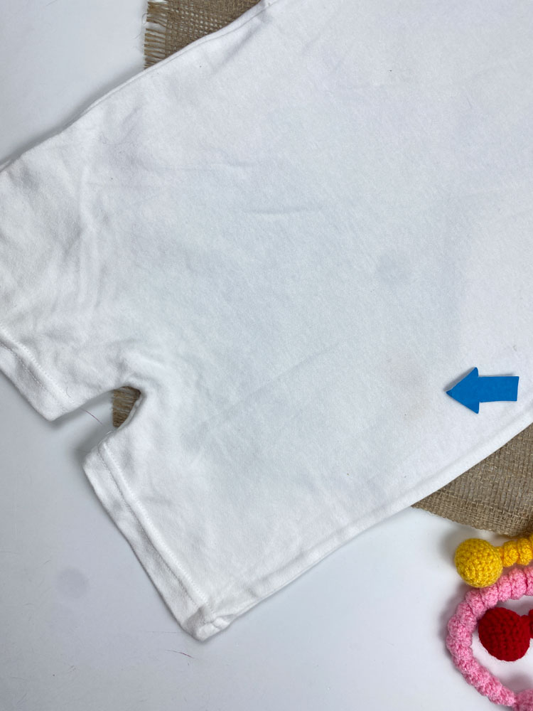 ایراد دار _ رامپر نوزادی دخترانه آستین کوتاه طرح قلب و پروانه یقه گرد پست دکمه ای سفید رنگ