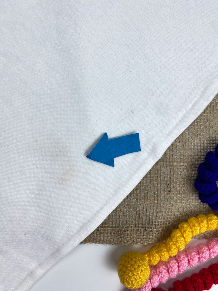 ایراد دار _ رامپر نوزادی دخترانه آستین کوتاه طرح قلب و پروانه یقه گرد پست دکمه ای سفید رنگ