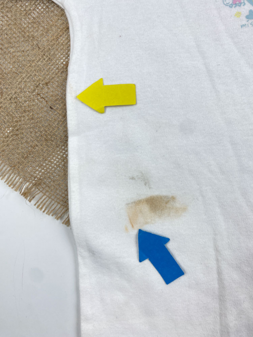 ایراد دار _ رامپر نوزادی دخترانه آستین کوتاه طرح قلب و پروانه یقه گرد پست دکمه ای سفید رنگ