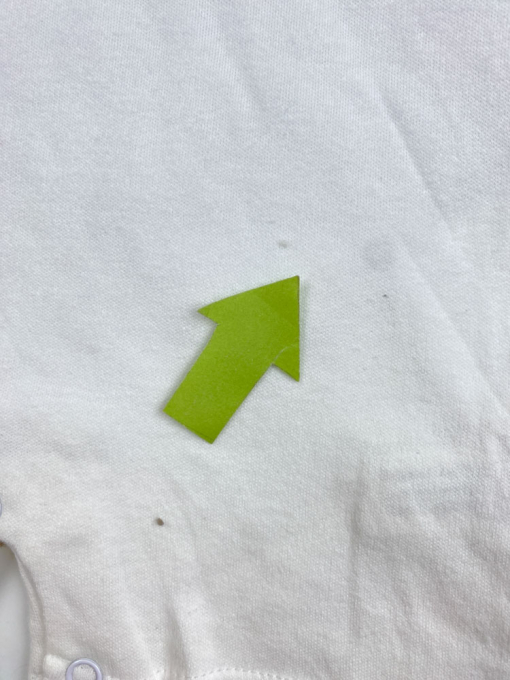 ایراد دار _ رامپر نوزادی دخترانه آستین کوتاه طرح قلب و پروانه یقه گرد پست دکمه ای سفید رنگ