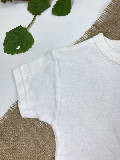 ایراد دار _ رامپر نوزادی دخترانه آستین کوتاه طرح قلب و پروانه یقه گرد پست دکمه ای سفید رنگ