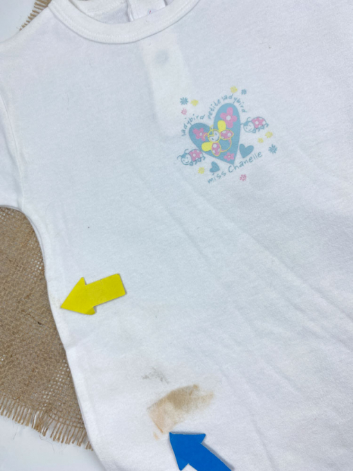 ایراد دار _ رامپر نوزادی دخترانه آستین کوتاه طرح قلب و پروانه یقه گرد پست دکمه ای سفید رنگ