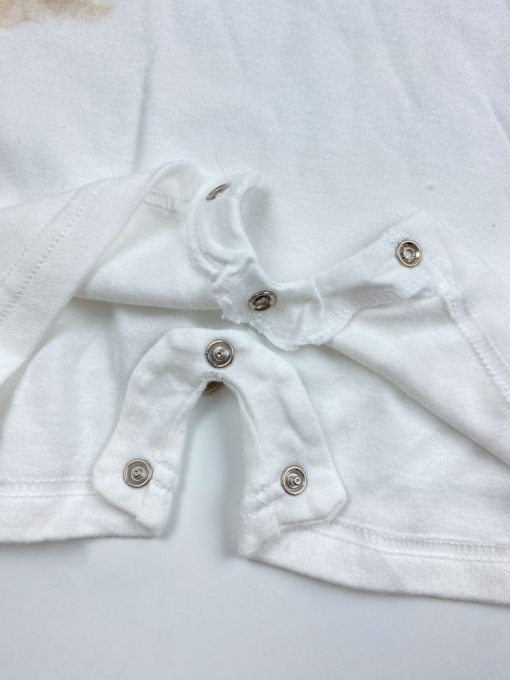 ایراد دار _ رامپر نوزادی دخترانه آستین کوتاه طرح قلب و پروانه یقه گرد پست دکمه ای سفید رنگ