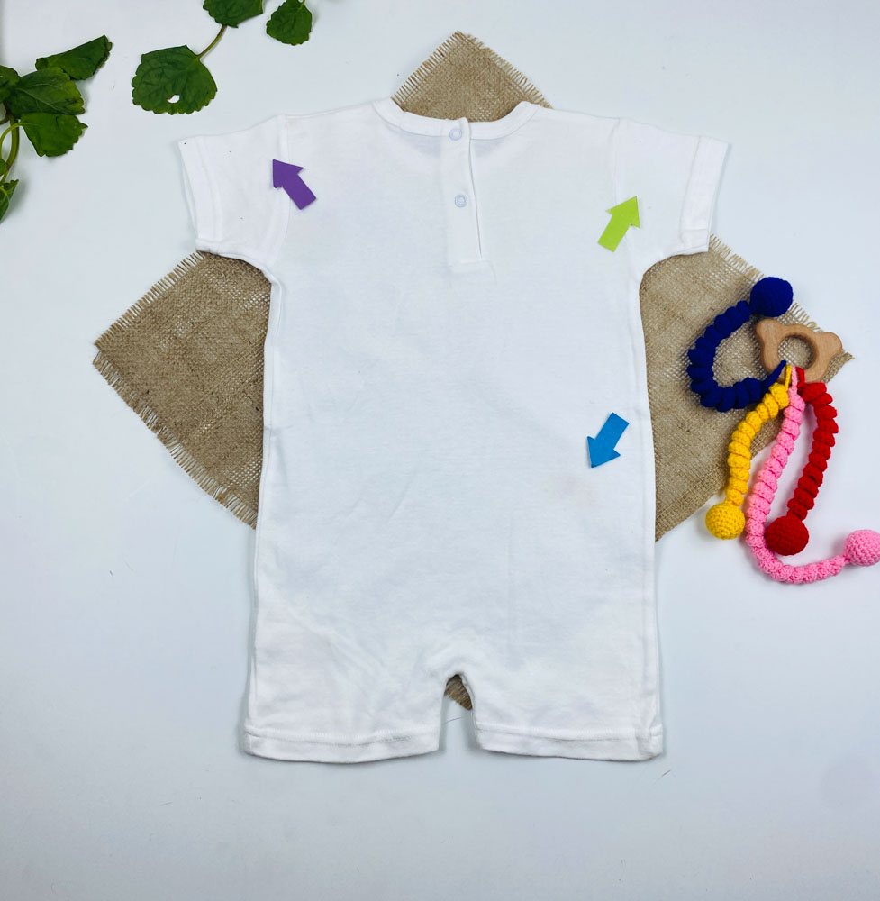 ایراد دار _ رامپر نوزادی دخترانه آستین کوتاه طرح قلب و پروانه یقه گرد پست دکمه ای سفید رنگ