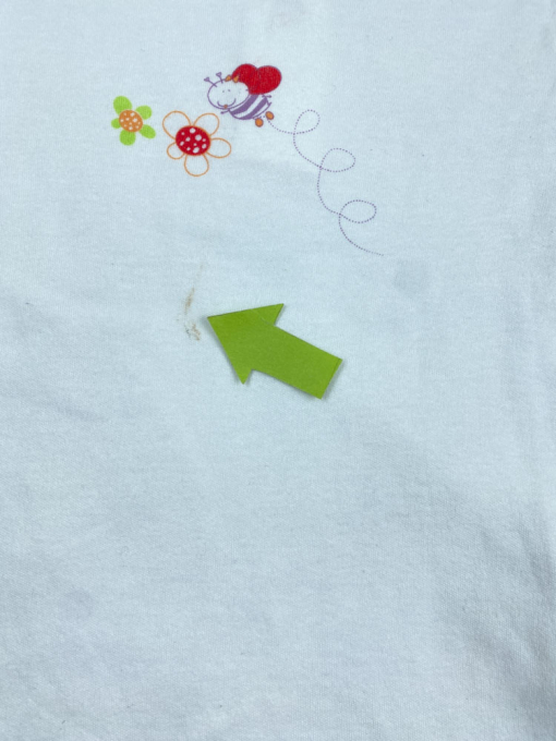 ایراد دار _ رامپر نوزادی آستین کوتاه طرح زنبور و گل یقه گرد پشت دکمه ای سفید رنگ