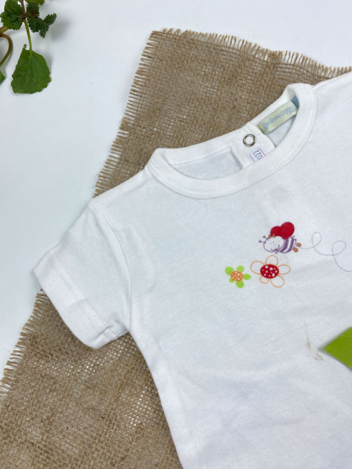 ایراد دار _ رامپر نوزادی آستین کوتاه طرح زنبور و گل یقه گرد پشت دکمه ای سفید رنگ