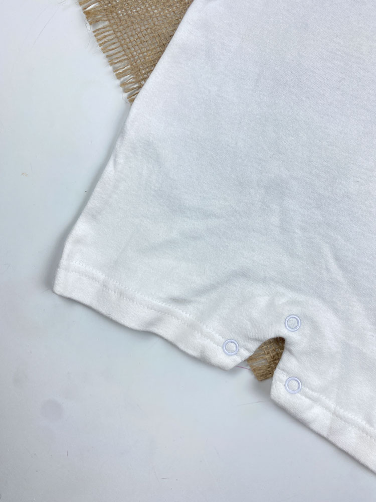 ایراد دار _ رامپر نوزادی آستین کوتاه طرح زنبور و گل یقه گرد پشت دکمه ای سفید رنگ