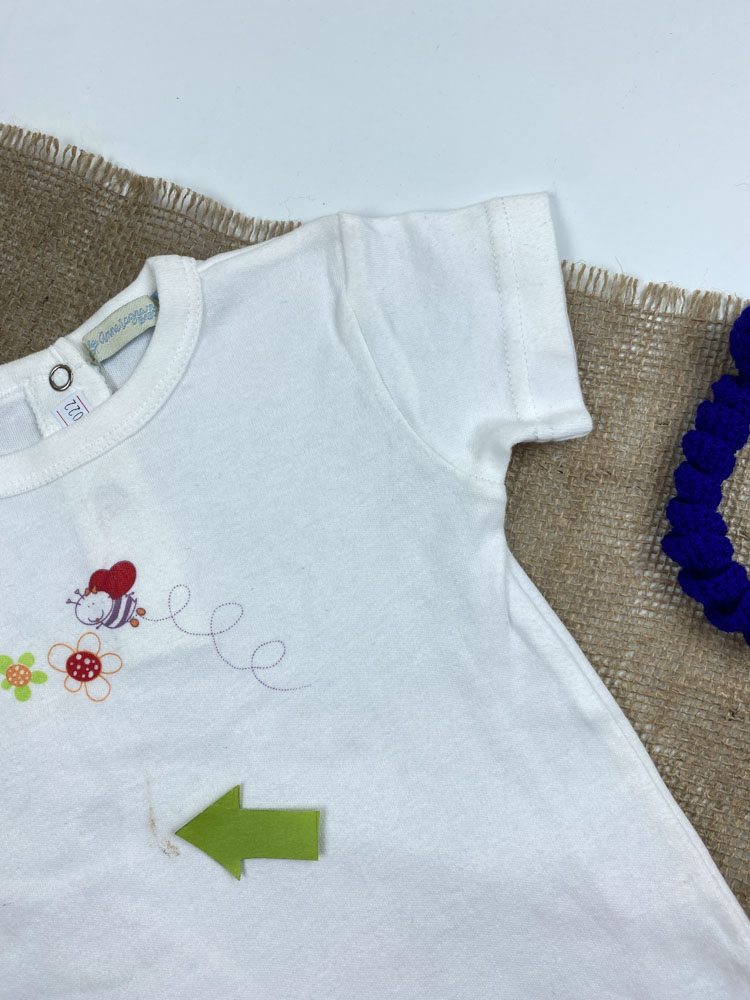 ایراد دار _ رامپر نوزادی آستین کوتاه طرح زنبور و گل یقه گرد پشت دکمه ای سفید رنگ