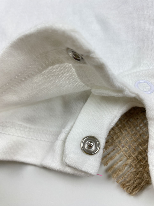 ایراد دار _ رامپر نوزادی آستین کوتاه طرح زنبور و گل یقه گرد پشت دکمه ای سفید رنگ