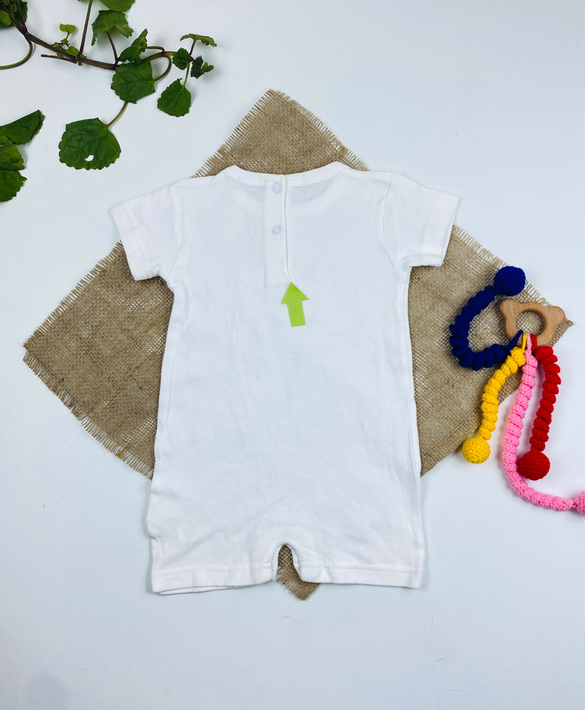 ایراد دار _ رامپر نوزادی آستین کوتاه طرح زنبور و گل یقه گرد پشت دکمه ای سفید رنگ