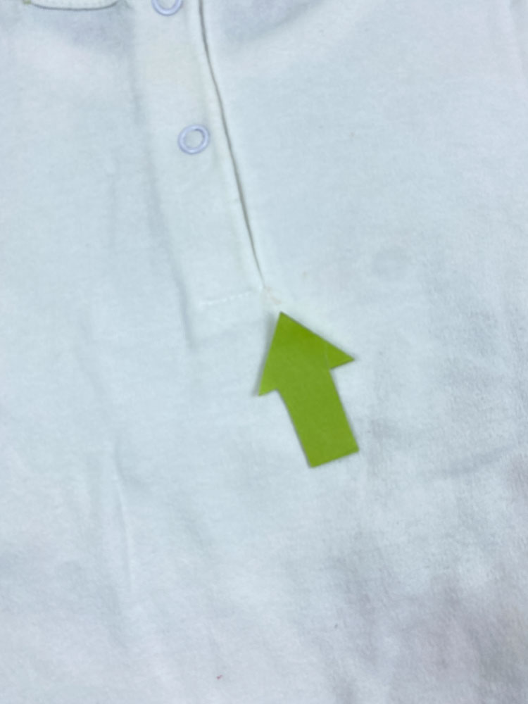 ایراد دار _ رامپر نوزادی آستین کوتاه طرح زنبور و گل یقه گرد پشت دکمه ای سفید رنگ