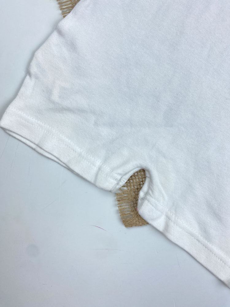 ایراد دار _ رامپر نوزادی آستین کوتاه طرح زنبور و گل یقه گرد پشت دکمه ای سفید رنگ