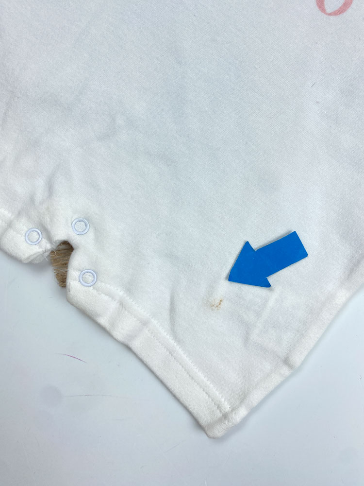 ایراد دار _ رامپر نوزادی آستین کوتاه طرح خرس و چتر یقه گرد پشت دکمه ای سفید رنگ