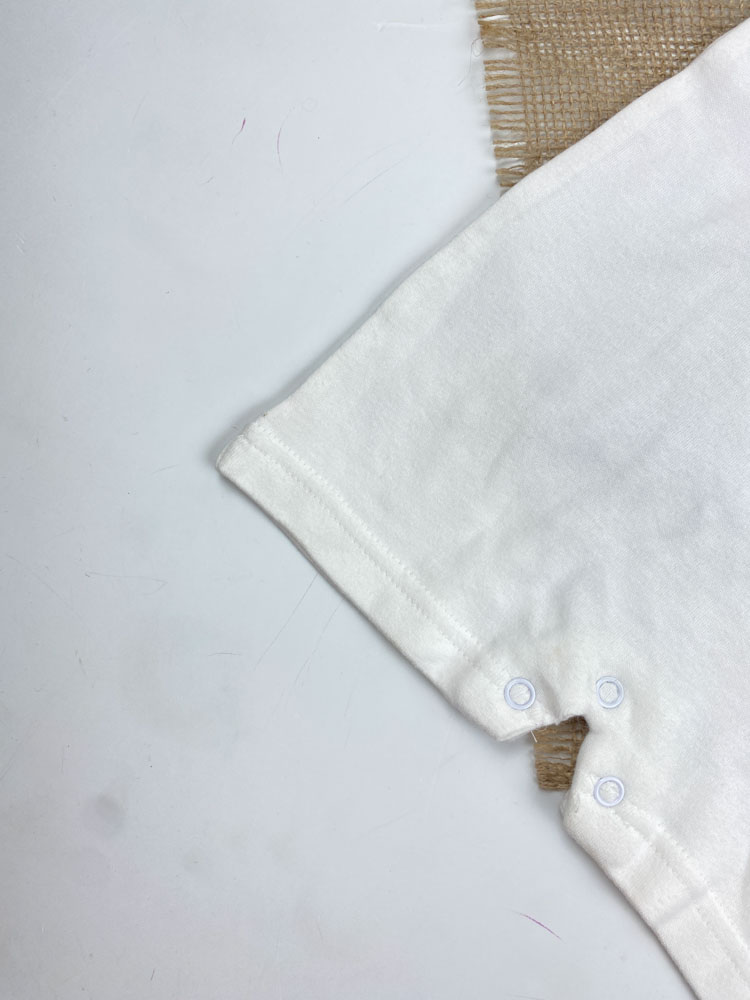 ایراد دار _ رامپر نوزادی آستین کوتاه طرح خرس و چتر یقه گرد پشت دکمه ای سفید رنگ