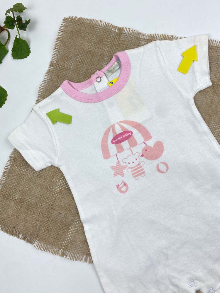 ایراد دار _ رامپر نوزادی آستین کوتاه طرح خرس و چتر یقه گرد پشت دکمه ای سفید رنگ