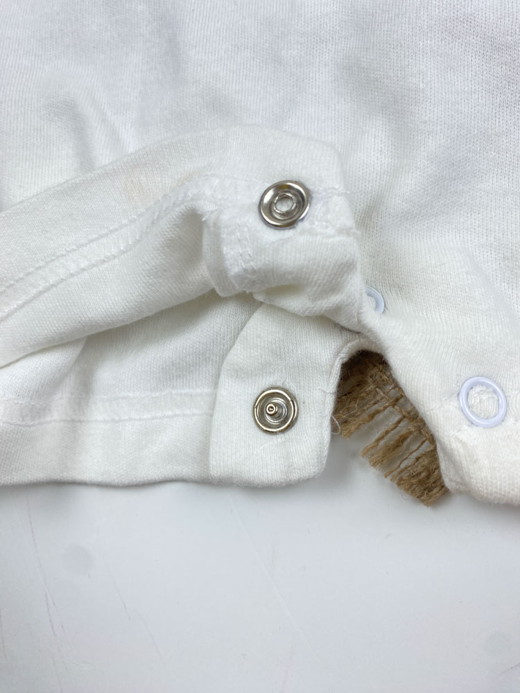 ایراد دار _ رامپر نوزادی آستین کوتاه طرح خرس و چتر یقه گرد پشت دکمه ای سفید رنگ