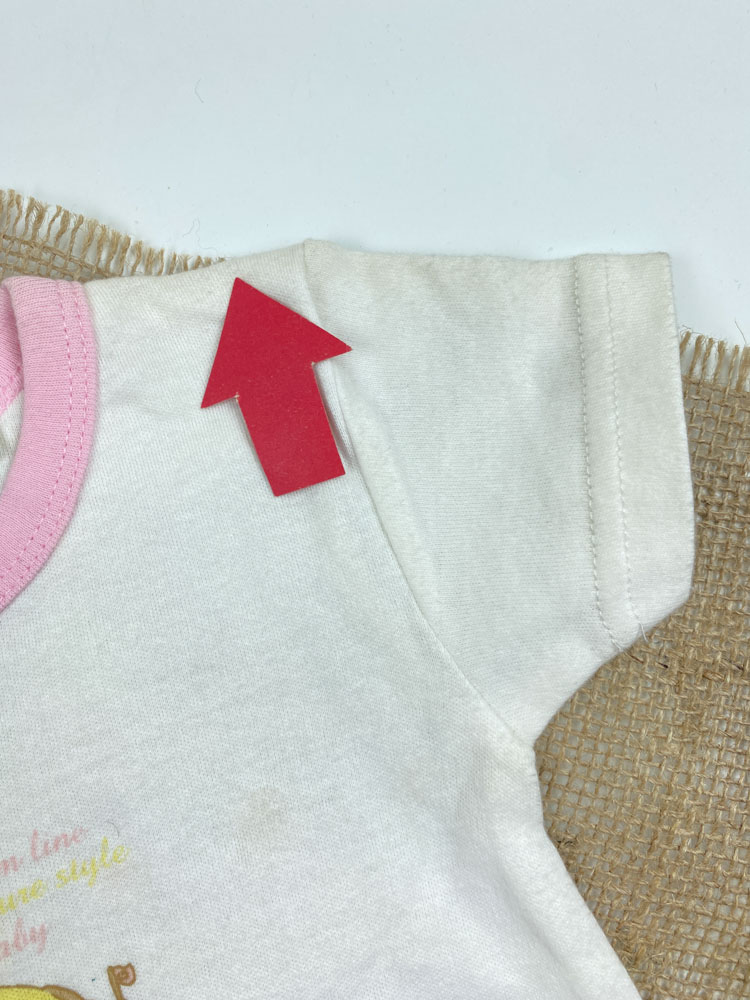 ایراد دار _ رامپر نوزادی آستین کوتاه طرح فیل یقه گرد پشت دکمه ای سفید رنگ