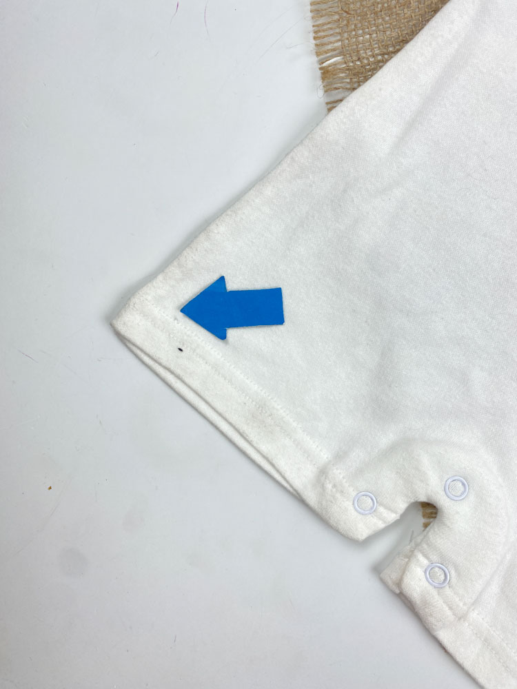 ایراد دار _ رامپر نوزادی آستین کوتاه طرح فیل یقه گرد پشت دکمه ای سفید رنگ