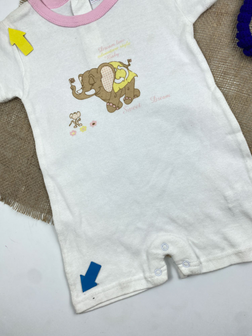 ایراد دار _ رامپر نوزادی آستین کوتاه طرح فیل یقه گرد پشت دکمه ای سفید رنگ