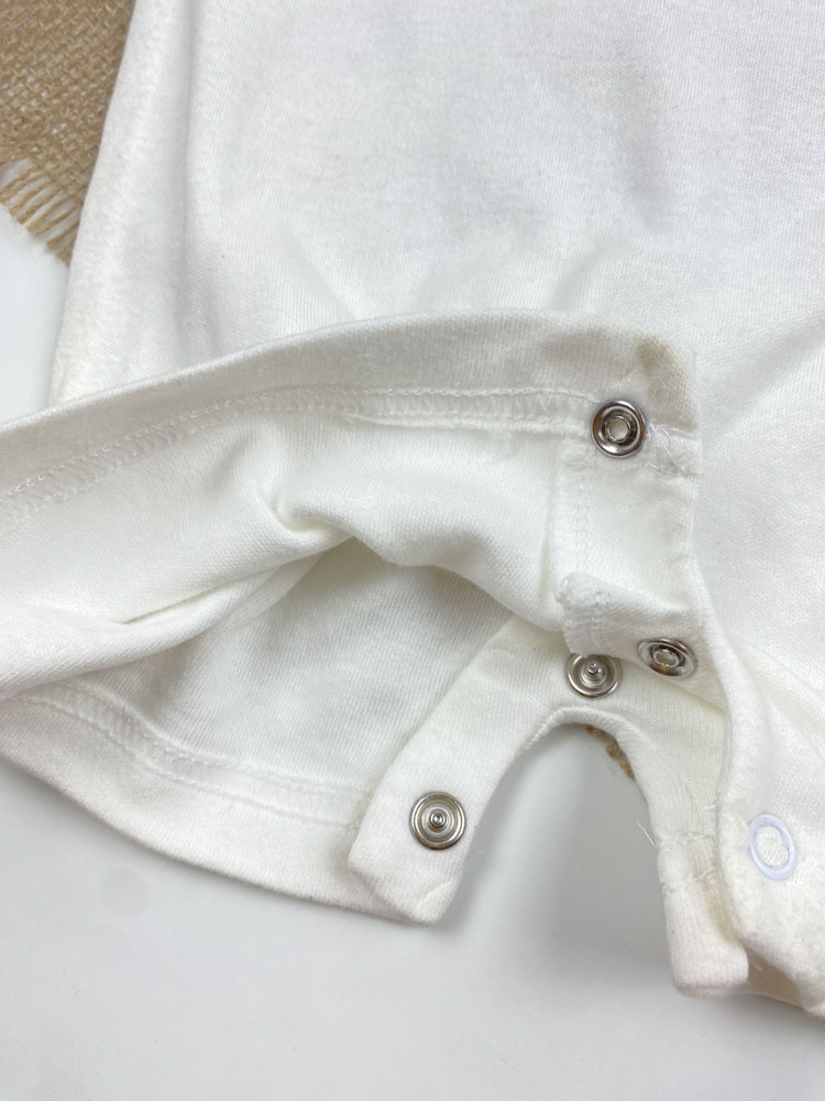 ایراد دار _ رامپر نوزادی آستین کوتاه طرح فیل یقه گرد پشت دکمه ای سفید رنگ