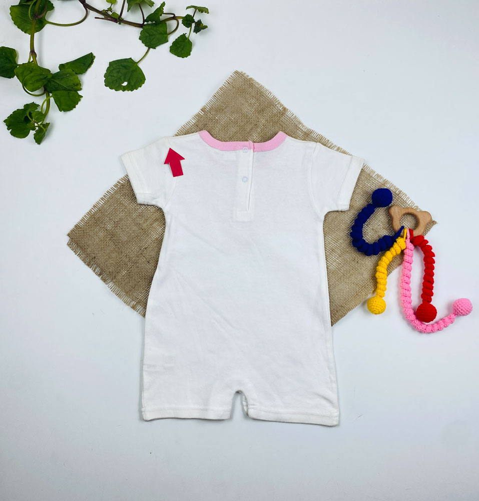 ایراد دار _ رامپر نوزادی آستین کوتاه طرح فیل یقه گرد پشت دکمه ای سفید رنگ