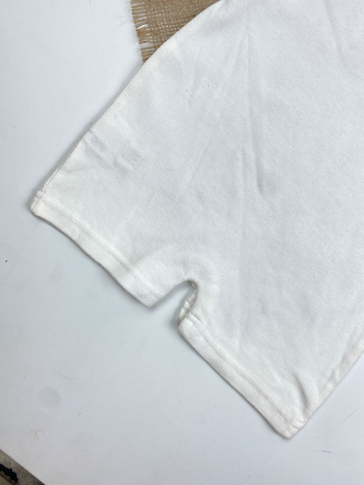 ایراد دار _ رامپر نوزادی آستین کوتاه طرح فیل یقه گرد پشت دکمه ای سفید رنگ