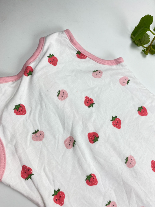 ایراد دار _ کیسه خواب آستین تاپ طرح توت فرنگی جلو زیپ دار سفید رنگ - 2 سال