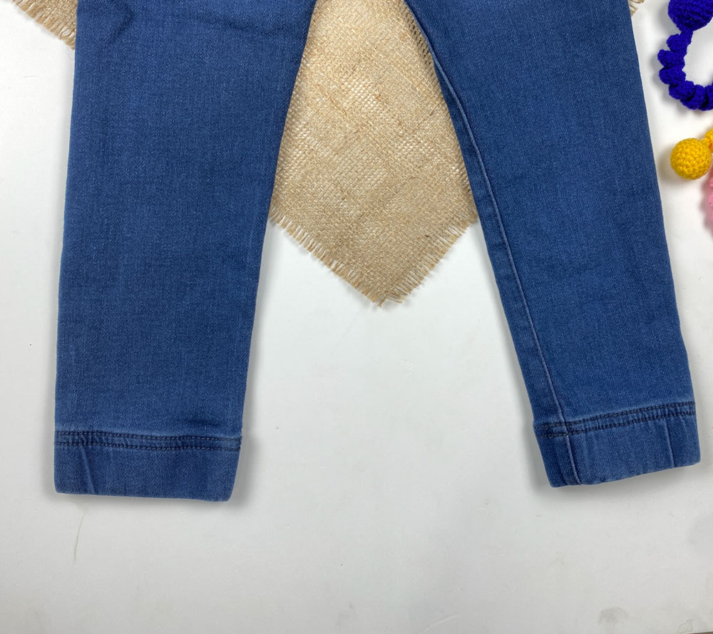 شلوار جین اسلش برند pepperts طرح پایین کش دار کمربند طوسی دار سورمه ای رنگ