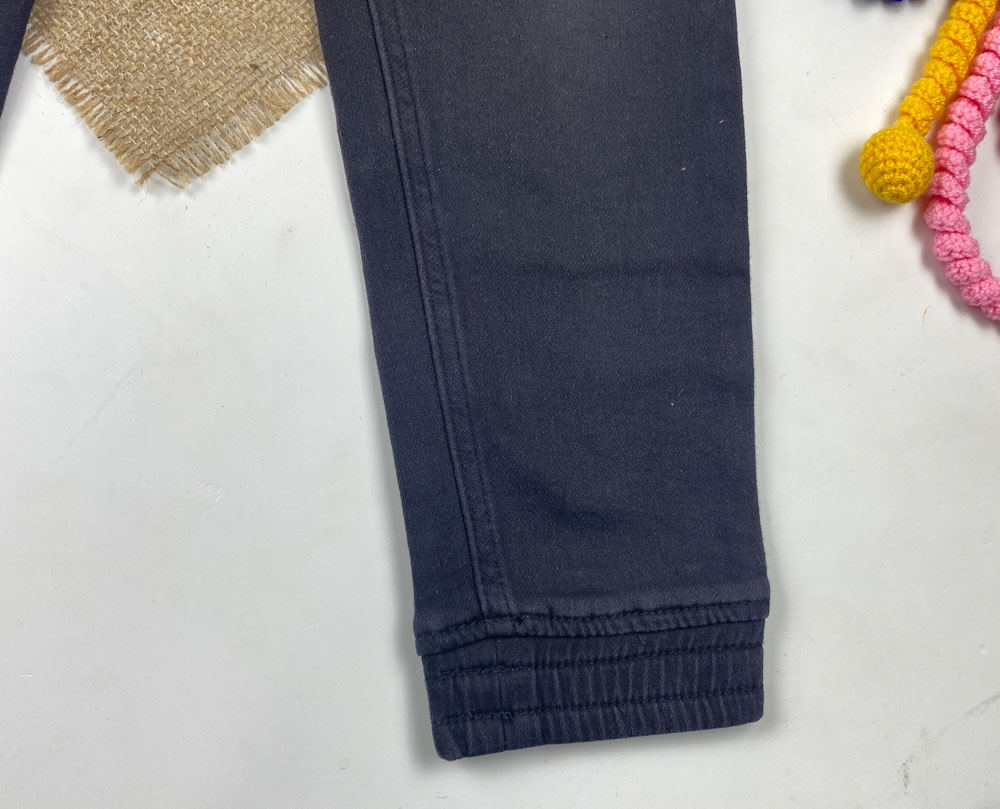 شلوار جین اسلش برند pepperts طرح پایین کش دار کمربند زرد دار مشکی رنگ