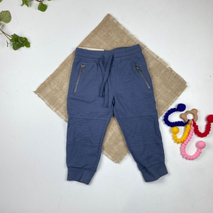 شلوار خانگی نوزادی برند lupilu طرح جیب دار به علت ساییدگی لباس ها باهم کمی پرز دار شده است ( همه اتیکت دار هستن ) آبی نفتی رنگ