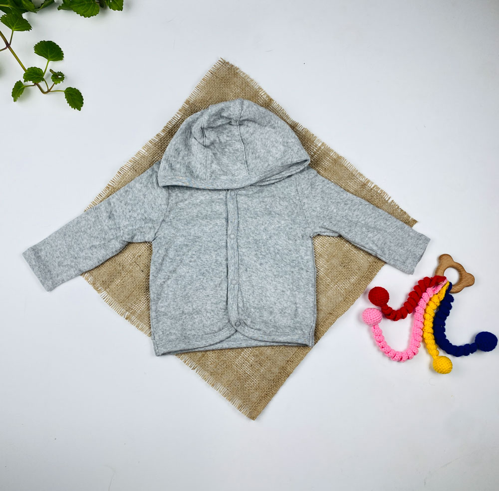 سویشرت نوزادی آستین بلند برند لوپیلو طرح جلو دکمه دار کلاه دار طوسی روشن رنگ - 2 تا 6 ماه