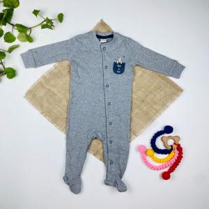 سرهمی نوزادی آستین بلند برند لوپیلو طرح خرگوش جلو دکمه ای جورابی طوسی رنگ - 2 تا 4 ماه