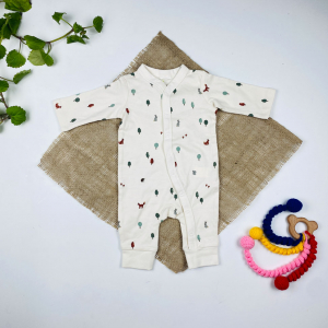 سرهمی نوزادی آستین بلند طرح درخت و خرگوش جلو دکمه ای بدون جوراب شیری رنگ