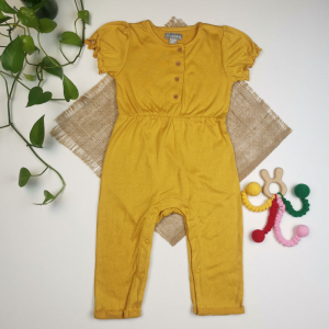 سرهمی نوزادی دخترانه آستین کوتاه طرح دکمه دار پرک پرکی خردلی روشن رنگ